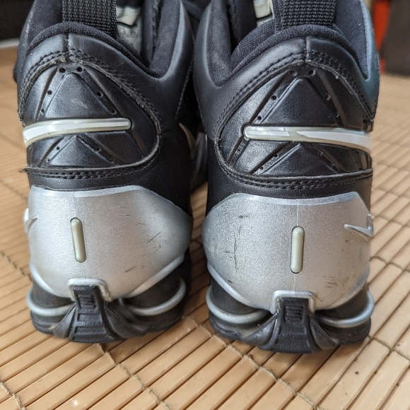 Nike Shox 407636-001 Black/White Metallic Women's Size 9 Basketball. Great condi - Picture 9 of 10